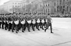 Magyarország, Budapest XIV., Dózsa György út a Műcsarnok mellett, dobosok felvonulása az április 4-i katonai díszszemlén., 1959, Garaczi László, Budapest, Fortepan #286036