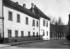 Magyarország, budai Vár, Budapest I., Fortuna utca, jobbra a Fortuna köz torkolata, háttérben a Hess András tér., 1968, Építésügyi Dokumentációs és Információs Központ, VÁTI, szobor, utcakép, keramit, Budapest, Fortepan #28609