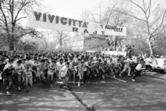 Magyarország, Margitsziget, Budapest, a Vivicitta-Kontrax futóverseny rajtja, háttérben a Palatinus Strandfürdő., 1990, Horváth Péter, futóverseny, Fortepan #286098