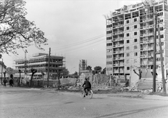 Magyarország, Nagykanizsa, Eötvös tér, a két készülő épület között a Platán sor., 1969, Építésügyi Dokumentációs és Információs Központ, VÁTI, kerékpár, Fortepan #28621