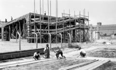 Magyarország, Csepeli Szabadkikötő, Budapest XXI., Petróleum utca, építkezés a Shell telephelyén. Háttérben jobbra a Gabonatárház., 1928, Kieselbach Tamás, Budapest, Fortepan #286219