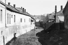 Magyarország, Miskolc, Szinva-part, az Arany János utcát és a Széchenyi utcát összekötő, ún. Royal köz hidjáról kelet felé nézve, 1950, Kieselbach Tamás, Fortepan #286245