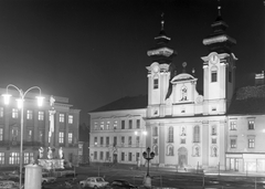 Magyarország, Győr, Széchenyi tér, balra a Mária-oszlop. Szemben a Czuczor Gergely Bencés Gimnázium és a Loyolai Szent Ignác bencés templom., 1973, Építésügyi Dokumentációs és Információs Központ, VÁTI, Fortepan #28625