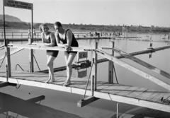 Hungary, Budapest XI., Lágymányosi-öböl, háttérben balra a Gellért-hegy., 1933, Kieselbach Tamás, Best of, man, woman, water, beach, man and woman, embankment, Budapest, Fortepan #286272