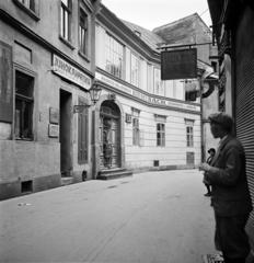 Slovakia, Košice, Harang utca (ulica Zvonárska), középen a 3. számú ház., 1933, Kieselbach Tamás, Best of, man, woman, label, stairs, gate, street view, Fortepan #286290