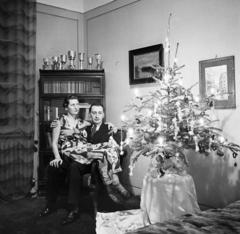 1933, Kieselbach Tamás, painting, sitting on lap, man and woman, christmas tree, Fortepan #286292