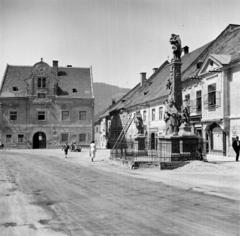 Austria, Hauptplatz, szemben a Rathaus (Városháza), jobbra a Pestis oszlop (Johann Matthias Leitner, 1738.)., 1933, Kieselbach Tamás, Fortepan #286294