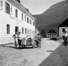 Austria, Weißbriach 20., Gasthof zum Brunnwirt., 1933, Kieselbach Tamás, motorcycle with sidecar, Fortepan #286295