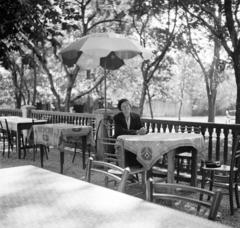 1933, Kieselbach Tamás, terrace, waiting, railing, sunshades, restaurant, Fortepan #286296