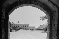 Magyarország, Várpalota, Hunyadi Mátyás (Fő) tér a Thury-várból fényképezve, háttérben a Szabadság tér., 1958, Építésügyi Dokumentációs és Információs Központ, VÁTI, boltív, Fortepan #28631