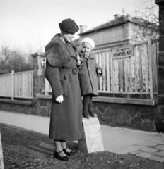 Magyarország, Budapest XII., Virányos köz, a felvétel a Szarvas Gábor út sarkán álló ház előtt készült., 1937, Kieselbach Tamás, Budapest, portré, szőrme, Fortepan #286341