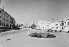 Magyarország, Várpalota, Szabadság tér, jobbra a vájáriskola, háttérben a Thury-vár., 1955, Építésügyi Dokumentációs és Információs Központ, VÁTI, autóbusz, csehszlovák gyártmány, utcakép, Skoda-márka, gyerekek, szocreál, vár, automobil, Skoda 1101/1102 Tudor, Fortepan #28635