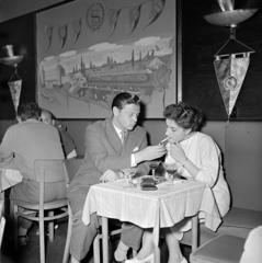 1956, Kieselbach Tamás, man and woman, restaurant, smoking, Fortepan #286357