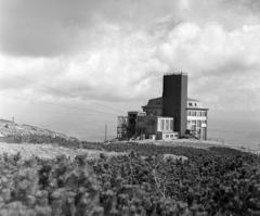 Szlovákia, Magas-Tátra, Kőpataki-tó, a Lomnici-csúcsra vivő lanovka alsó állomása., 1963, Kieselbach Tamás, Fortepan #286362