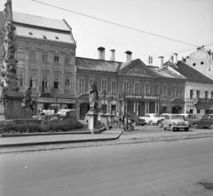 Szlovákia, Kassa, Fő tér (Hlavné namestie), előtérben balra az Immaculata-szoborcsoport (pestis-oszlop). Mögötte középen a Csáky-Dessewffy palota erkélyén a molinó Kieselbach Géza festőművész kiállítását hirdeti., 1958, Kieselbach Tamás, Fortepan #286366