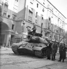 Hungary, Budapest VIII., Üllői út, kilőtt ISZ-3 harckocsi a Kilián laktanya előtt. Balra az átjáró a Corvin (Kisfaludy) köz felé vezet., 1956, Kieselbach Tamás, revolution, Budapest, Fortepan #286372