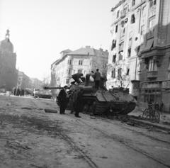 Hungary, Budapest VIII.,Budapest IX., Üllői út, kilőtt ISZ-3 harckocsi a Kilián laktanya előtt. Balra az Iparművészeti Múzeum., 1956, Kieselbach Tamás, Budapest, Fortepan #286373