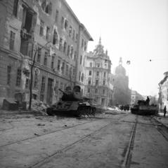 Hungary, Budapest VIII.,Budapest IX., Üllői út, balra a kilőtt szovjet T-34/85 harckocsi a Kilián laktanya előtt áll. Szemben a Ferenc körút 46. számú romos épület és az Iparművészeti Múzeum., 1956, Kieselbach Tamás, revolution, war damage, ruins, tank, Budapest, Fortepan #286374