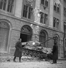 Hungary, Budapest IX., Üllői út, a Kilián laktanya kapujában Maléter Pál T-34/85 harckocsija., 1956, Kieselbach Tamás, tank, untitled, Budapest, Fortepan #286375