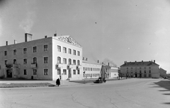 Magyarország, Várpalota, Szabadság tér, vájáriskola., 1955, Építésügyi Dokumentációs és Információs Központ, VÁTI, utcakép, szocreál, automobil, Fortepan #28638