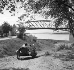 Magyarország, Esztergom, Duna-part, a Mária Valéria híd., 1934, Kieselbach Tamás, oldalkocsis motorkerékpár, Fortepan #286381