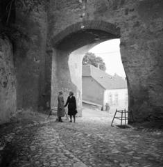 Magyarország, Eger, a várkapun túl balra a Vár köz, jobbra a Tinódi Sebestyén (XI. Ince pápa) tér., 1934, Kieselbach Tamás, várkapu, Fortepan #286384