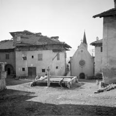 Olaszország, Cagnò, Piazza di San Valentino, szemben a Chiesa di San Valentino., 1934, Kieselbach Tamás, mosás, Fortepan #286395