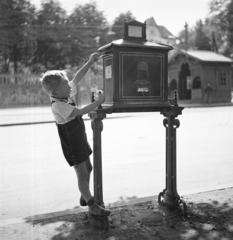 Magyarország, Budapest II.,Budapest XII., postaláda a Szilágyi Erzsébet fasorban (Budakeszi út), jobbra szemben a mai Budagyöngye villamosmegálló épülete., 1935, Kieselbach Tamás, postaláda, levél, portré, Budapest, Fortepan #286437