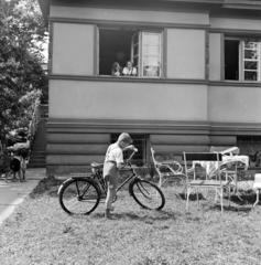 Hungary, Budapest II., a felvétel a Riadó utca 2/a szám alatti villa udvarán készült., 1938, Kieselbach Tamás, bicycle, Budapest, Fortepan #286466