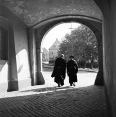 Magyarország, Pécs, átjáró a Káptalani levéltár alatt a Dóm (Scitovszky) térről a Káptalan utca felé., 1943, Kieselbach Tamás, Best of, Fortepan #286478