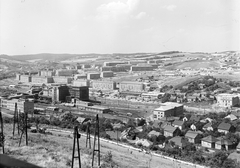 Magyarország, Komló, kilátás a Kökönyös városrész felől, balra az altáró és szénosztályozó, mögötte a Zrínyi tér házai., 1963, Építésügyi Dokumentációs és Információs Központ, VÁTI, lakótelep, városkép, látkép, Fortepan #28648