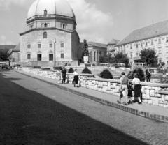 Magyarország, Pécs, Széchenyi tér, szemben a Dzsámi, előtte az Örökmécses., 1943, Kieselbach Tamás, Fortepan #286487