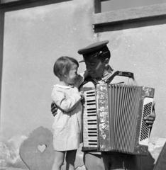 1945, Kieselbach Tamás, girl, Soviet soldier, accordion, musical instrument, Fortepan #286496