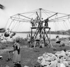 Hungary, Zebegény, Duna-part, a körhinta háttérében, jobbra a távolban a Diófa vendéglő látható., 1938, Kieselbach Tamás, carousel, Fortepan #286498