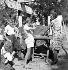 Hungary, Zebegény, a felvétel a strandlejárónál készült., 1938, Kieselbach Tamás, road signs, kids, targeting, Fortepan #286499