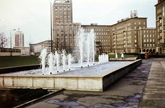 Germany, Leipzig, Roßplatz az Europahaus felé nézve, jobbra a Goldschmidtstraße torkolata., 1977, Kozák, colorful, fountain, GDR, Fortepan #286525