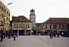 Szlovákia, Trencsén, Mierové námestie, szemben a Sládkovičova ulica és a Városkapu (Dolná brána / Mestská veža)., 1975, Kozák, Fortepan #286529