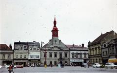 Csehország, Vysoké Mýto, námesti Přemysla Otakara II., szemben a Régi Városháza (Radnice stará) tornyos épülete, ma
Turistické informační centrum., 1973, Kozák, Trabant 601, színes, könyvesbolt, drogéria, Fortepan #286536