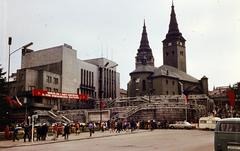 Szlovákia, Zsolna, Námestie Andreja Hlinku, a Burian-harangtorony és a Szentháromság-templom., 1973, Kozák, Fortepan #286539