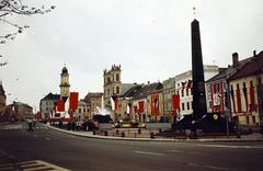 Szlovákia, Besztercebánya, Szlovák Nemzeti Felkelés (Slovenského národného povstania) tér (IV. Béla király tér), szemben az Óratorony, jobbra a Xavéri Szent Ferenc-székesegyház., 1973, Kozák, Fortepan #286545