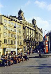 Csehország, Brno, Namesti Svobody, a kéttornyos 10-es számú épület a Négy mamlasz háza / Dům U Čtyř mamlasů., 1975, Kozák, Fortepan #286546