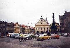 Csehország, Dvůr Králové nad Labem, Náměstí T. G. Masaryka, szemben a Régi Városháza., 1976, Kozák, színes, Csehszlovákia, Fortepan #286551