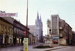 Szlovákia, Komárom, Szentháromság-szobor a Klapka György téren (námestie generála Klapku). Balra a Nádor utca (Palatinova ulica) és a Szent András-templom. Jobbra a Megye utca (Zupná ulica)., 1973, Kozák, Fortepan #286564