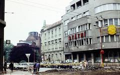 Csehország, Hradec Králové, Palackého ulica az ulica Československé armády felől, balra a háttérben a Kelet-Csehországi Múzeum., 1976, Kozák, színes, Csehszlovákia, Fortepan #286574