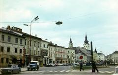 Szlovákia, Besztercebánya, Szlovák Nemzeti Felkelés (Slovenského národného povstania) tér (egykor IV. Béla király tér), háttérben a Szűz Mária mennybevétele templom (Kostol Nanebovzatia Panny Márie) és a Barbakán tornya., 1976, Kozák, színes, Csehszlovákia, Fortepan #286578