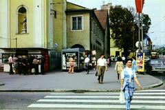 Szlovákia, Pozsony, Hurbanovo námestie (egykor Nagy Lajos tér), balra a Vármegyeház tér (Župné námestie) és a Trinitáriusok temploma, jobbra a háttérben a Suché mýto ulica (egykor Frigyes főherceg utca)., 1976, Kozák, színes, Csehszlovákia, szoborfülke, Fortepan #286581