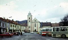 Szlovákia, Rozsnyó, Főtér (Námestie baníkov), középen a Szent Anna-templom (ferences templom)., 1976, Kozák, színes, Csehszlovákia, Fortepan #286584