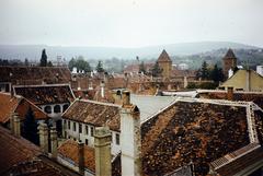 Magyarország, Kőszeg, kilátás a Hősök kapuja tornyából a Jurisics-vár felé, előtérben a Városháza., 1980, Kozák, színes, Fortepan #286598