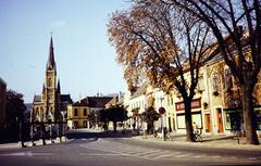 Magyarország, Kőszeg, Fő (Köztársaság) tér, balra a háttérben a Jézus Szíve-templom., 1980, Kozák, színes, Fortepan #286600