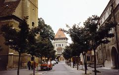 Magyarország, Kőszeg, Jurisics tér a Hősök kapuja felé nézve, balra a Szent Imre-templom., 1980, Kozák, kaputorony, Wartburg 353, színes, Fortepan #286601